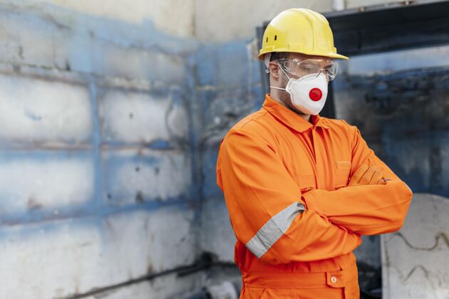 防护面罩戴着安全帽和复印空间的男性劳工侧视图复制空间职业工作