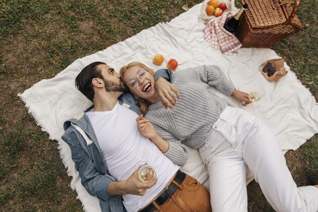乐趣顶视图情侣一起野餐休闲积极快乐