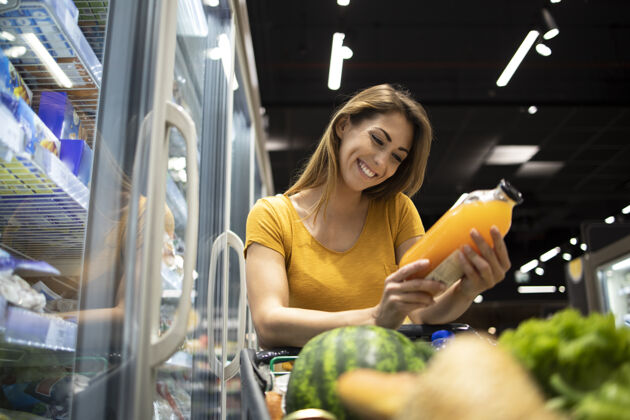 杂货店在超市买杂货的女人蔬菜购物成人