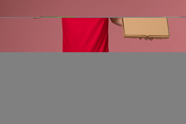 服务正面图：身穿红色衬衫和披风的男性快递员在粉色墙上拿着快递食品盒和记事本盒子粉色男