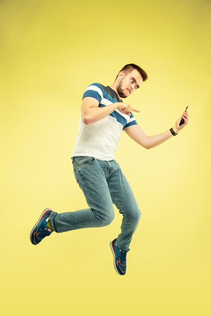通信黄色小玩意的快乐跳跃人的全长肖像科技连接年轻
