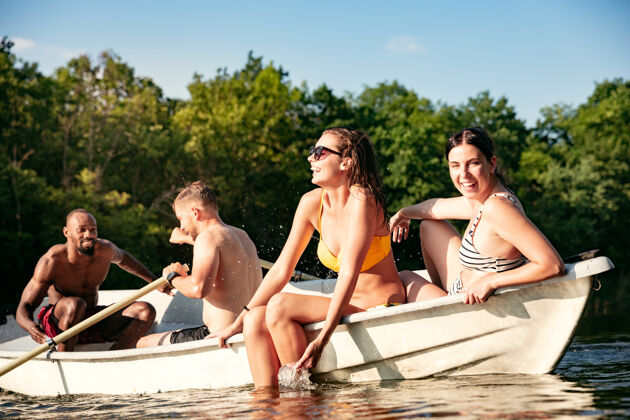 新鲜一群快乐的朋友在河里欢笑和游泳水上橡胶沙滩