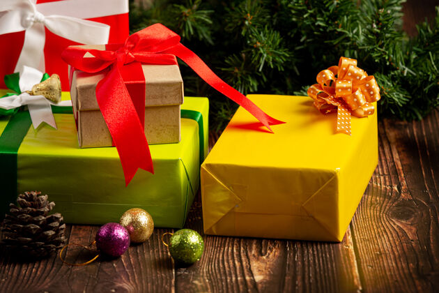 现代木制背景上有圣诞装饰品的礼品盒辉光包装新的