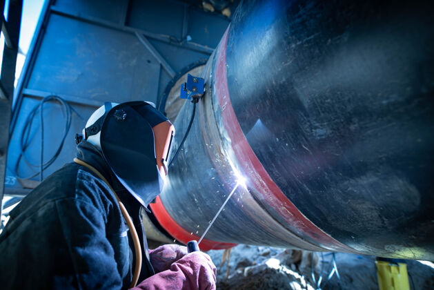 电弧专业焊工对管道进行焊接施工管道劳工循环