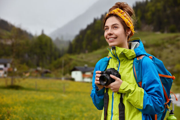冒险者人 娱乐 摄影满意的旅行者拿着相机 背包 积极的微笑探索背包自由空间