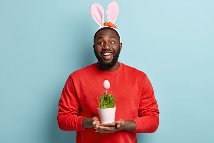 成人非洲裔美国男子持有植物年轻男性兔子