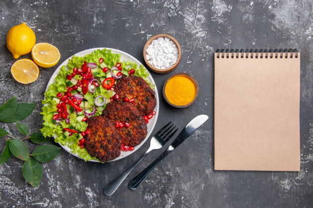 烧烤顶视图美味的肉排与沙拉和调味品在灰色的地板上照片食物盘餐厅美味胡椒