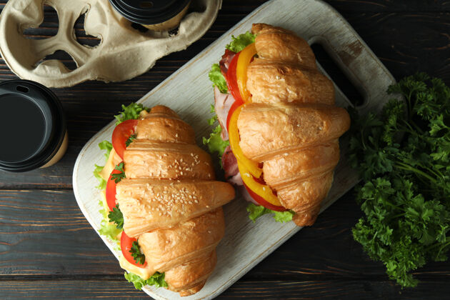 糕点美味的概念吃羊角面包三明治 顶视图木头法国三明治
