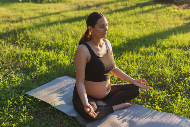 生活年轻孕妇在大自然中冥想 练习瑜伽保健和怀孕夏天公园积极