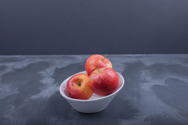 多汁白碗里的新鲜红苹果有机碗水果