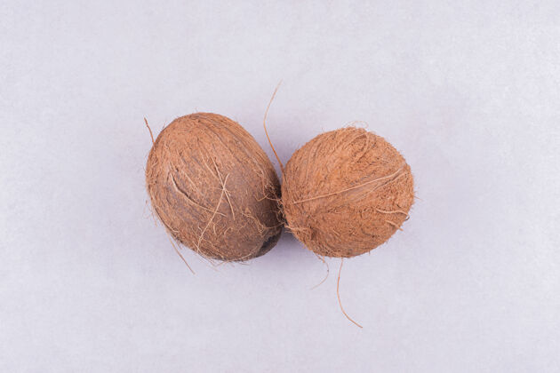 美味两个椰子隔离在白色的表面上有机椰子芳香